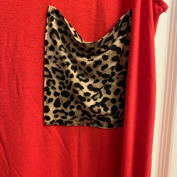 Color Alien Women’s Red Leopard Pocket Tank Top NWT - Picture 2 of 5